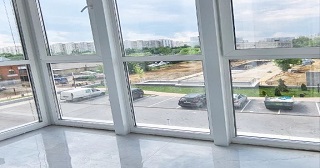 Панорамное остекление балкона Ирбит цена от 11 тыс. руб. м/п.